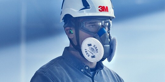 Un hombre usa un respirador reutilizable con máscara facial de medio rostro de 3M

