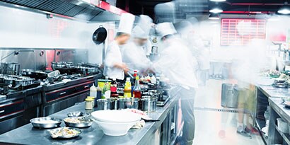Imagen de cocina profesional. Imagen de cocineros trabajando
